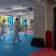 Non ci resta ora che assistere alla lezione. Ed ecco che vediamo sei �nonni�, tre donne e tre uomini, fare irruzione nel dojang (la sala in cui si svolge l�allenamento)...